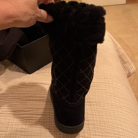 Gorgeous never worn chanel shearling boots! - Picture 3 of 5